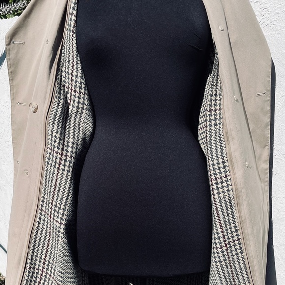 LONDON FOG Women's Trench Coat US 10 reg. Tan color Lined in plaid just in time! - Picture 10 of 10